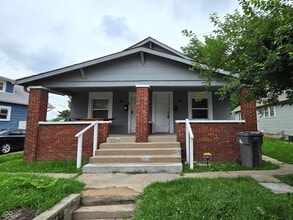 Building Photo - 833 N Gladstone Ave