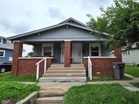 Building Photo - 833 N Gladstone Ave