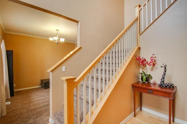 Building Photo - Cute 4 Bed 2.5 Bath home!