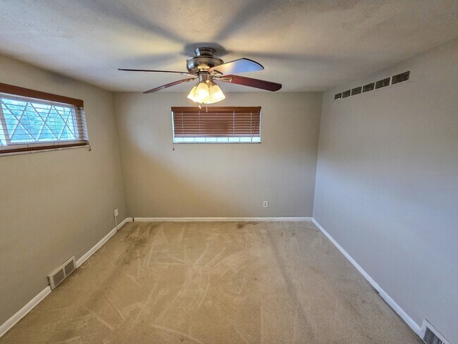 Building Photo - 151 Mahoning Dr