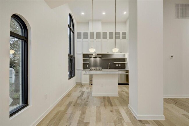 Building Photo - 211 W Johanna St