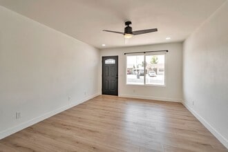 Building Photo - 3 Bedroom 2 Bath with Pool!