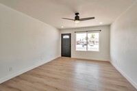 Building Photo - 3 Bedroom 2 Bath with Pool!