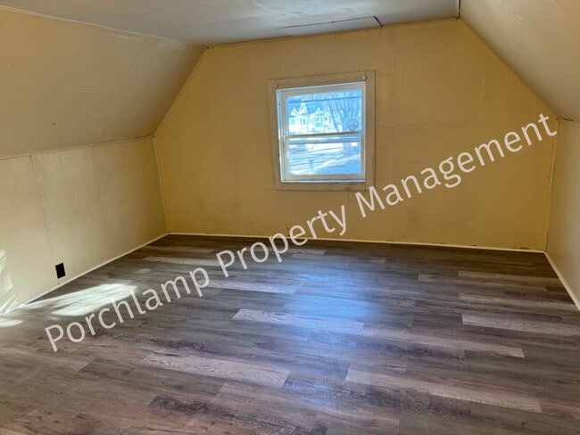 Building Photo - 749 Spencer St NE