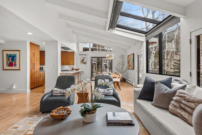 Building Photo - 262 Eastwood Rd