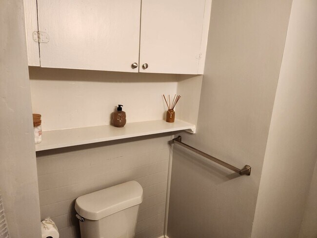 Building Photo - Cozy Apartment located near UAMS!