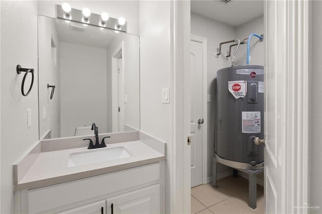 Building Photo - 213 S 49th St