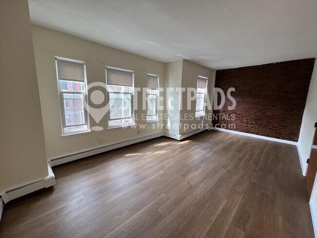 Building Photo - bedroom in Boston MA 02130
