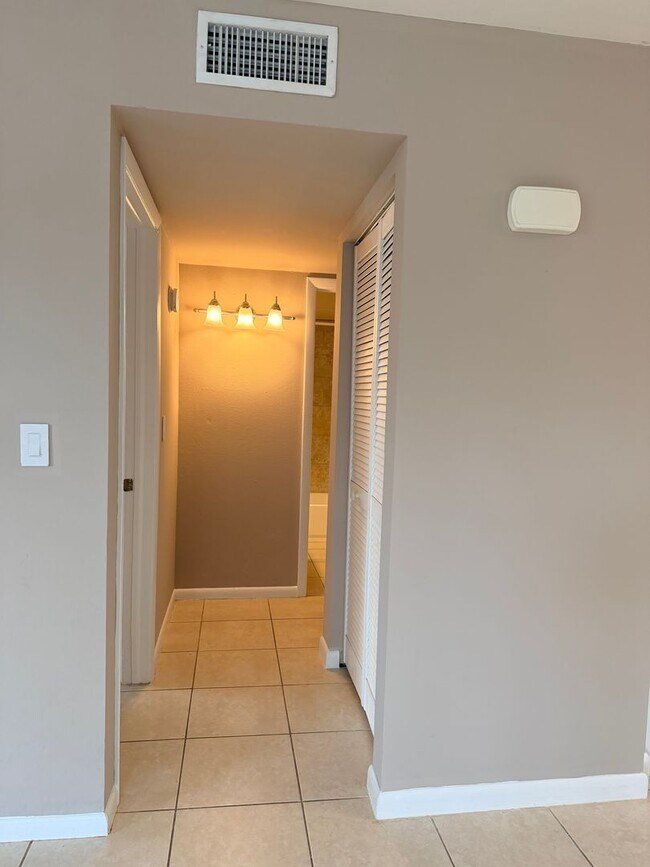 Building Photo - 2 Bedroom 1 Bath Duplex In Cape Coral