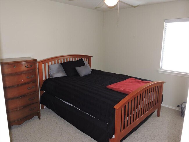 Building Photo - 912 Washburn Dr