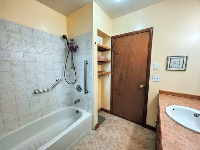 Building Photo - Spacious Midtown Two Bedroom with Utilitie...