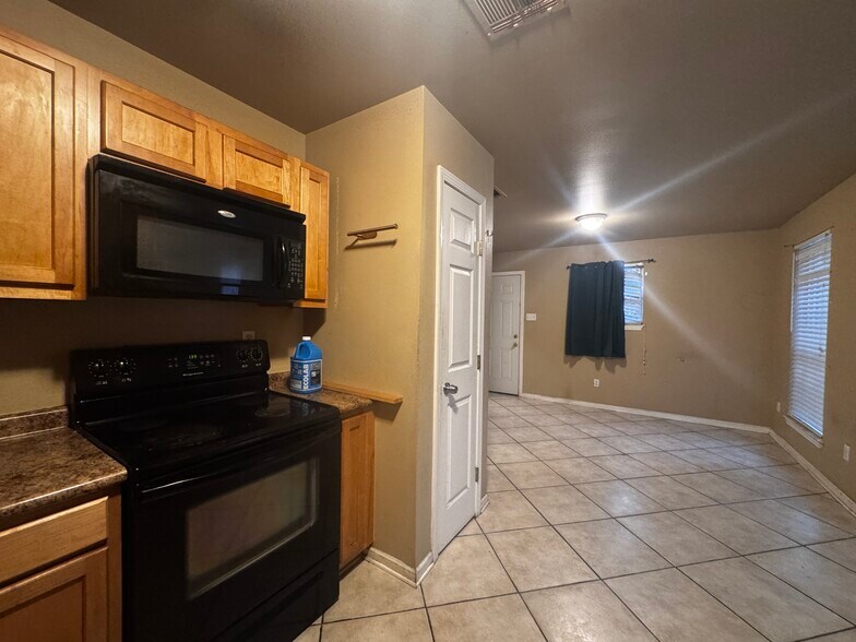 Building Photo - 8508 Valor Dr