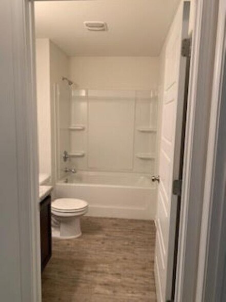 Building Photo - 519 E Marigold Dr