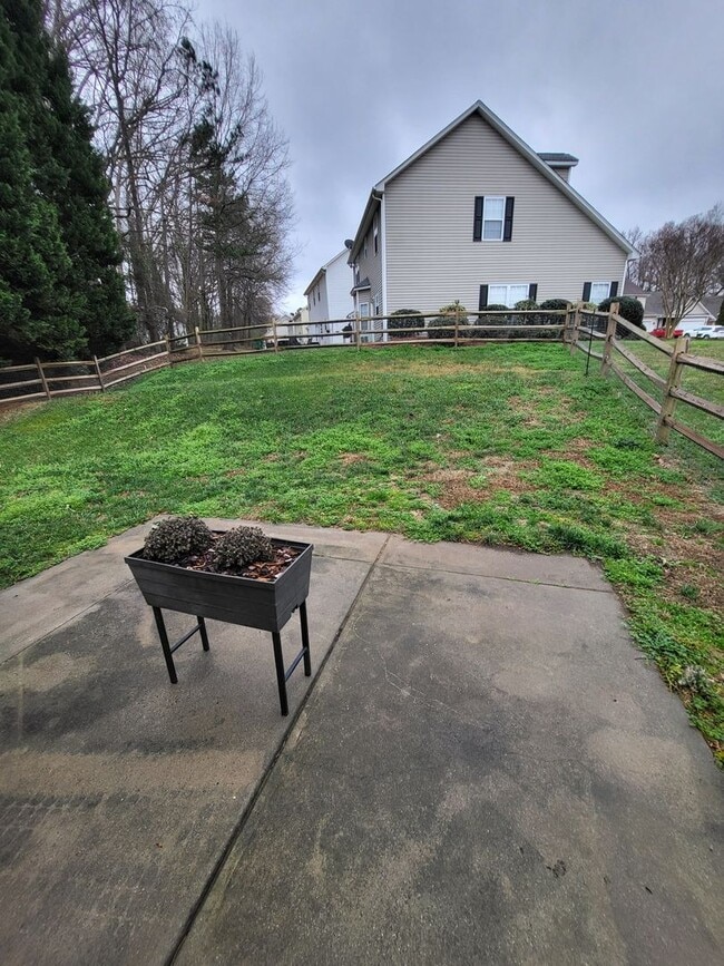 Building Photo - BEAUTIFUL Ranch Home
