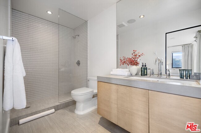 Building Photo - 1735 Summitridge Dr