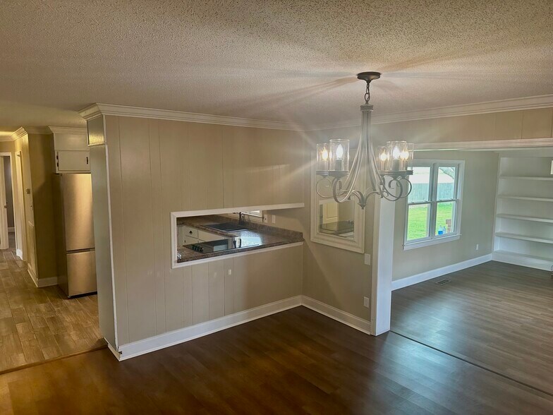 Building Photo - 18516 Elles Dr