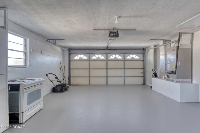 Building Photo - 3041 N Oleander Ave