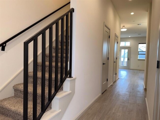 Building Photo - 575 S Fretz Ave