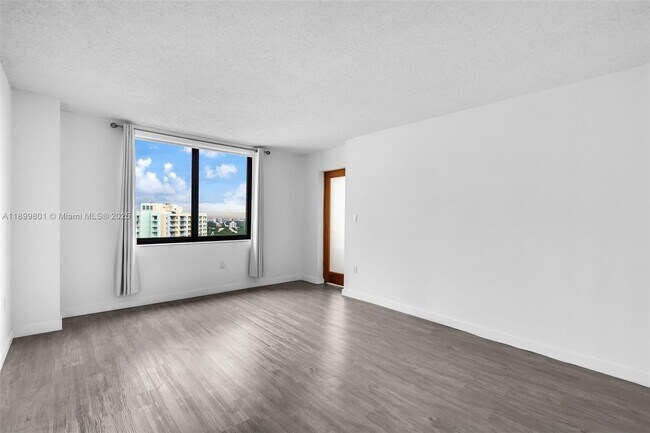 Building Photo - 2333 Brickell Ave