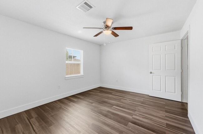 Building Photo - 2281 Des Jardines St