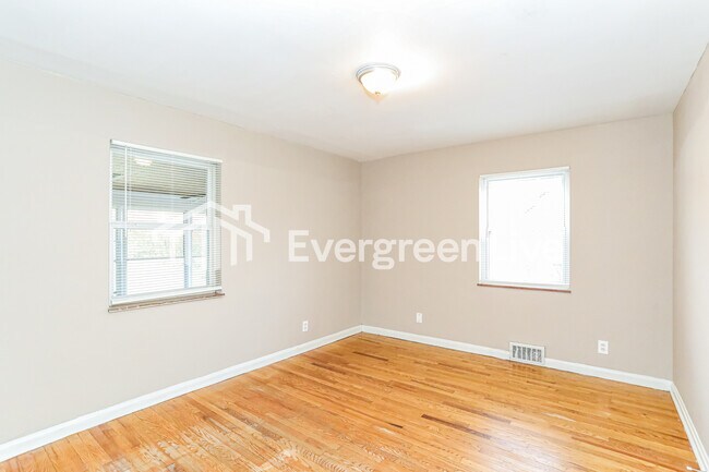 Building Photo - 3316 Robinet Dr