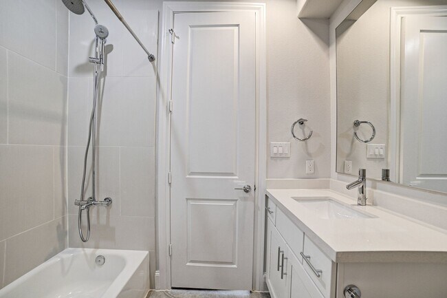 Building Photo - Stunning Modern Townhome in Central Location!