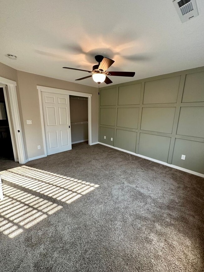 Building Photo - 3 Bedroom Townhome
