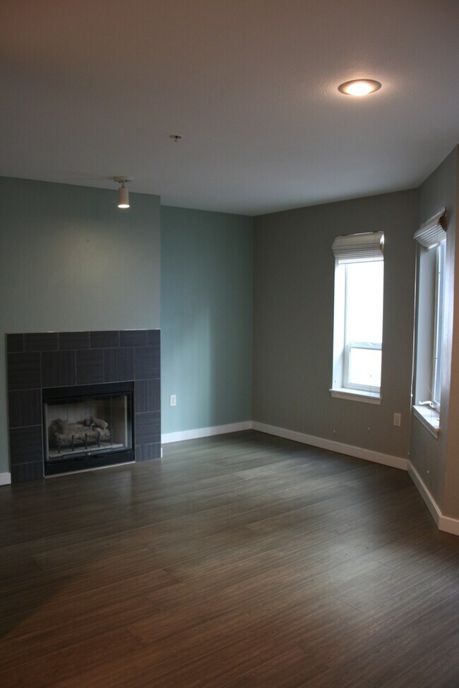 Building Photo - 3028 Western Ave