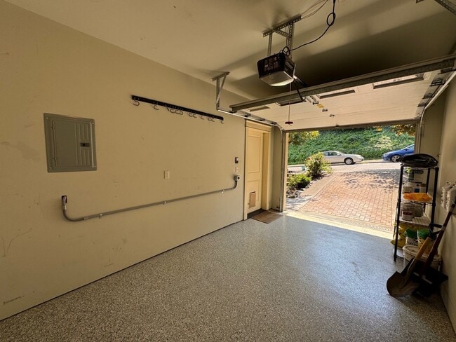 Building Photo - Cozy 3 bed 2.5 bath townhome on North Quee...