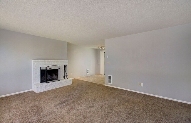 Building Photo - 2 BEDROOM, 1 BATH DUPLEX W/FENCED YARD!