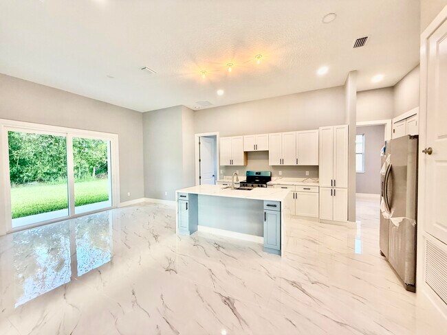 Building Photo - 675 NE Moss Rose Pl