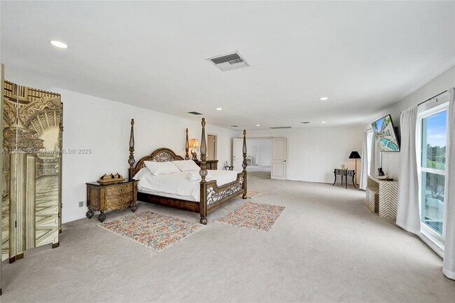 Building Photo - 2889 NE 35th St