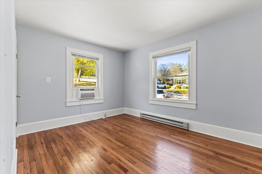 Building Photo - 10060 Central Dr