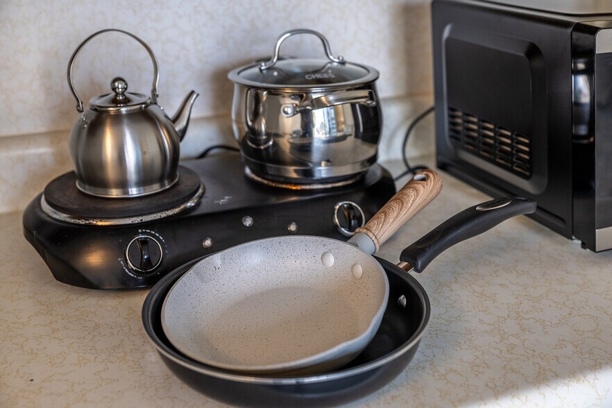 Building Photo - 2440 Kuhio Ave