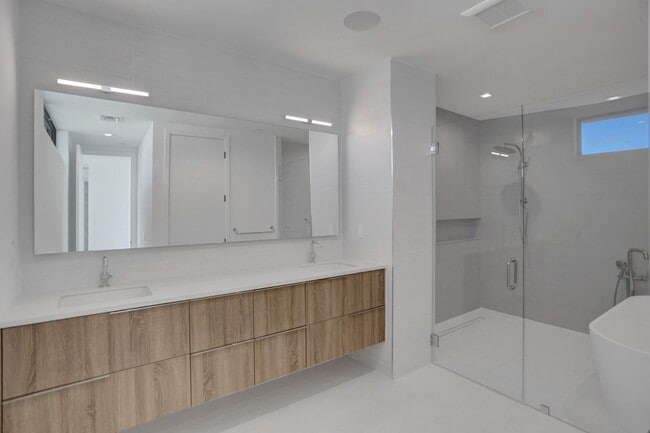 Building Photo - Gorgeous New Townhouse on the Beach