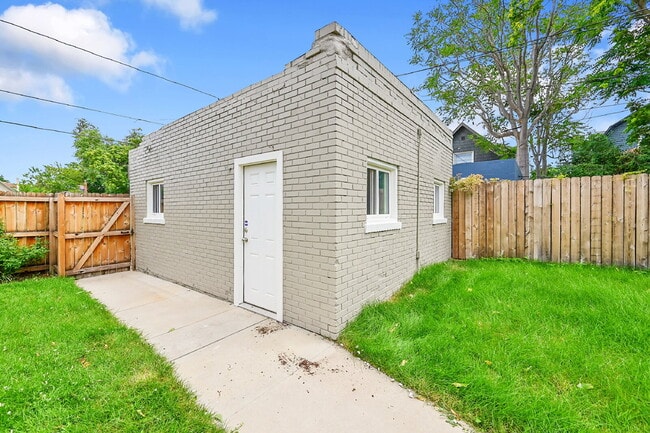 Building Photo - $3,595 - 3 Bed, 2 Bath Updated Home In Den...