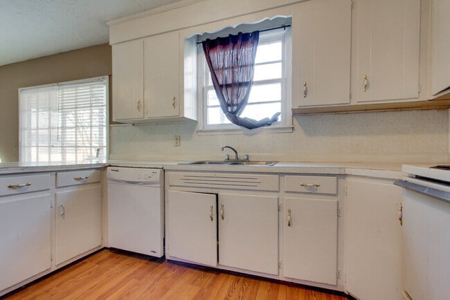 Building Photo - Murfreesboro 4 Bedroom/2 Bath HOUSE near MTSU