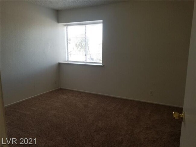 Building Photo - NW 3 Bedroom!