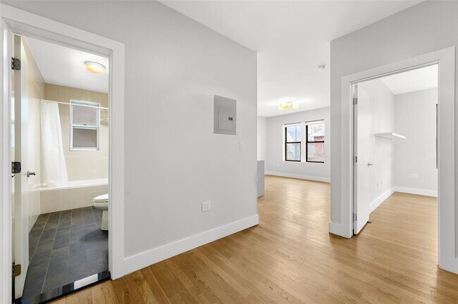 Building Photo - 839 E 19th St