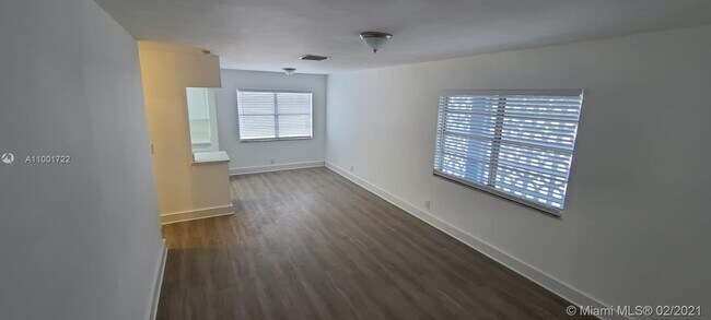 Building Photo - 3856 S Circle Dr