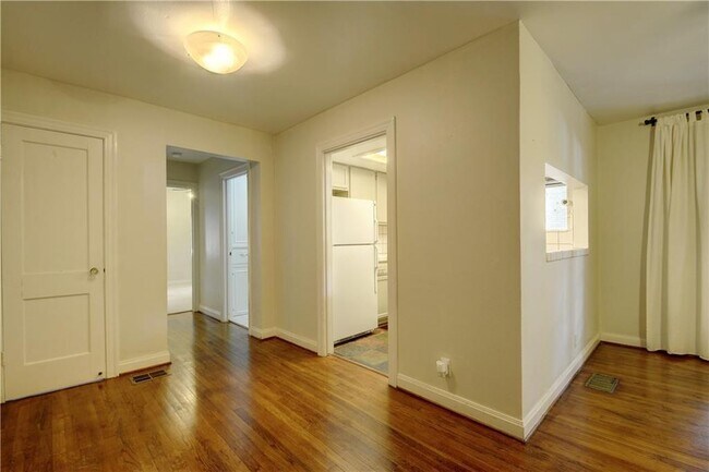 Building Photo - 910 E 32nd St