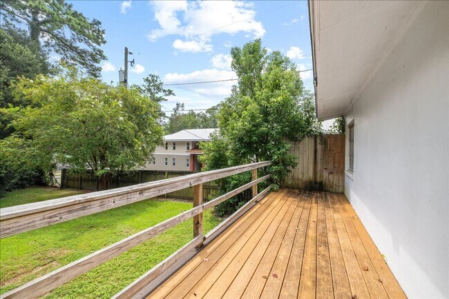 Building Photo - 103 S Chapel Dr
