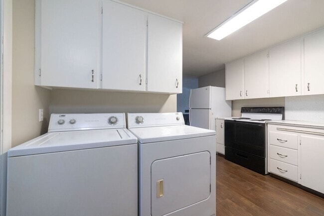 Building Photo - 172-172 NE Juniper St