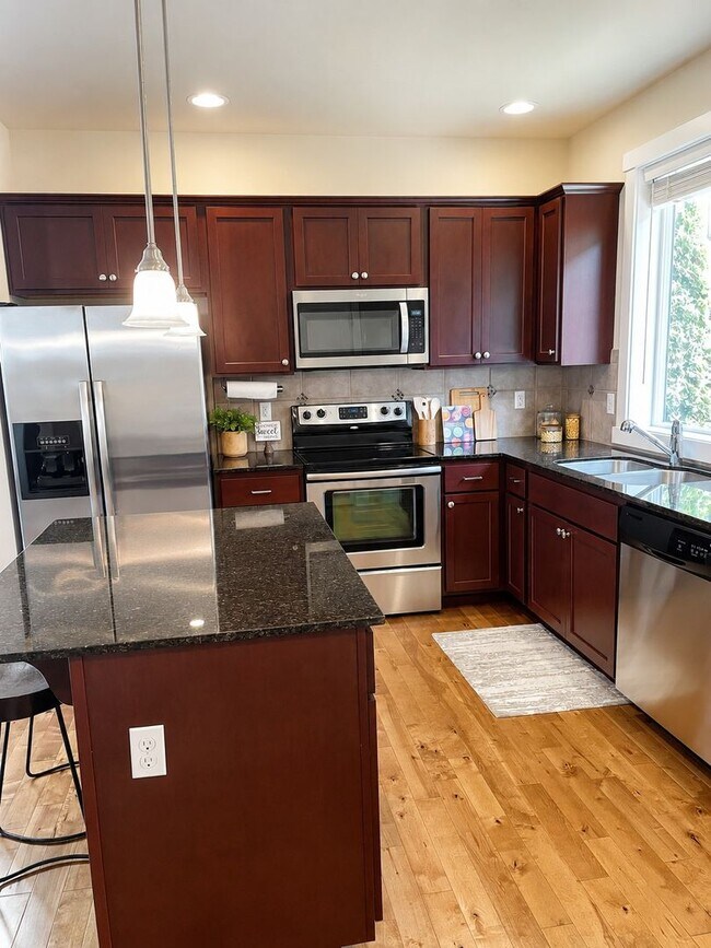 Building Photo - 3bd/2.5ba Lynnwood Townhome