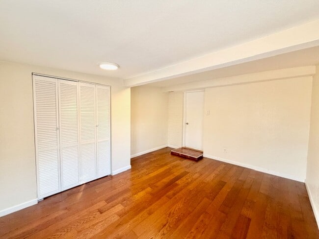 Building Photo - Del Mar Brick Ranch