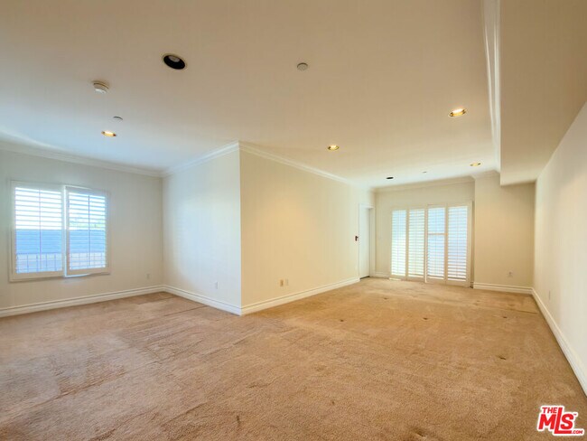 Building Photo - 11692 Darlington Ave