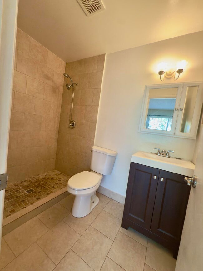 Building Photo - 799 Hill Dr
