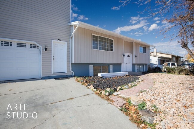 Primary Photo - Coming Soon! Cute and Cozy 2 bed / 1 bath ...