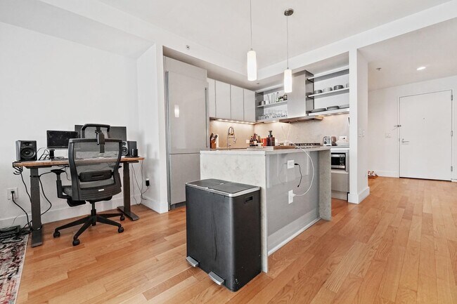 Building Photo - 77 Hudson St