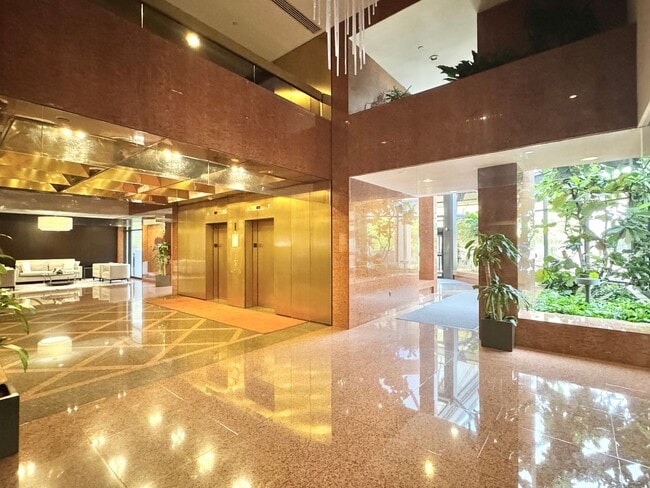 Building Photo - ARLINGTON CONDO - Sleek Sophistication Mee...